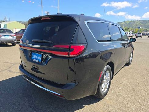 New 2026 Chrysler Pacifica Select FWD image 5