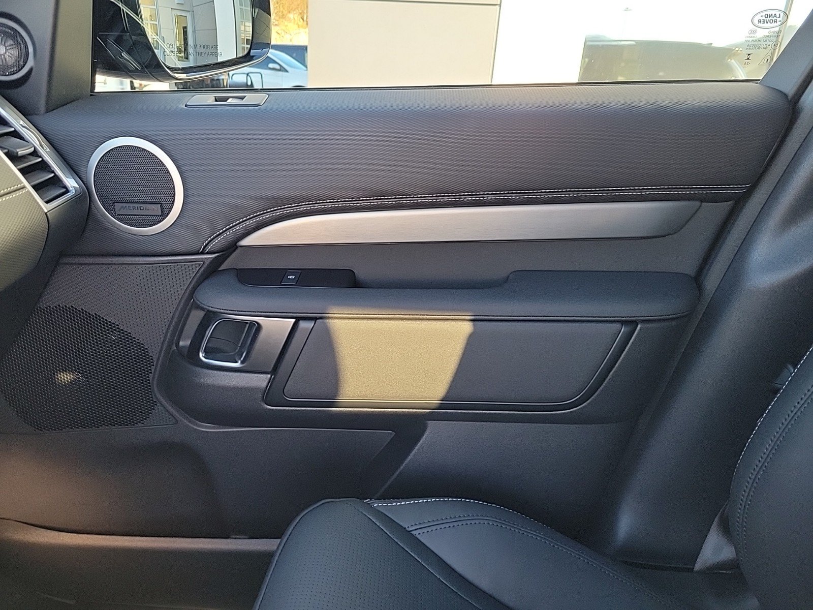 Used 2025 Land Rover Discovery Dynamic SE AWD/4WD image 28