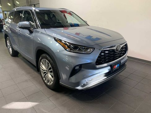 Used 2023 Toyota Highlander Platinum image 2