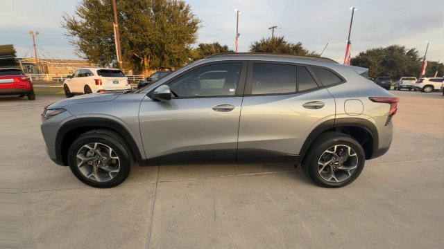 Used 2025 Chevrolet Trax LT w/ Driver Confidence Package FWD image 5
