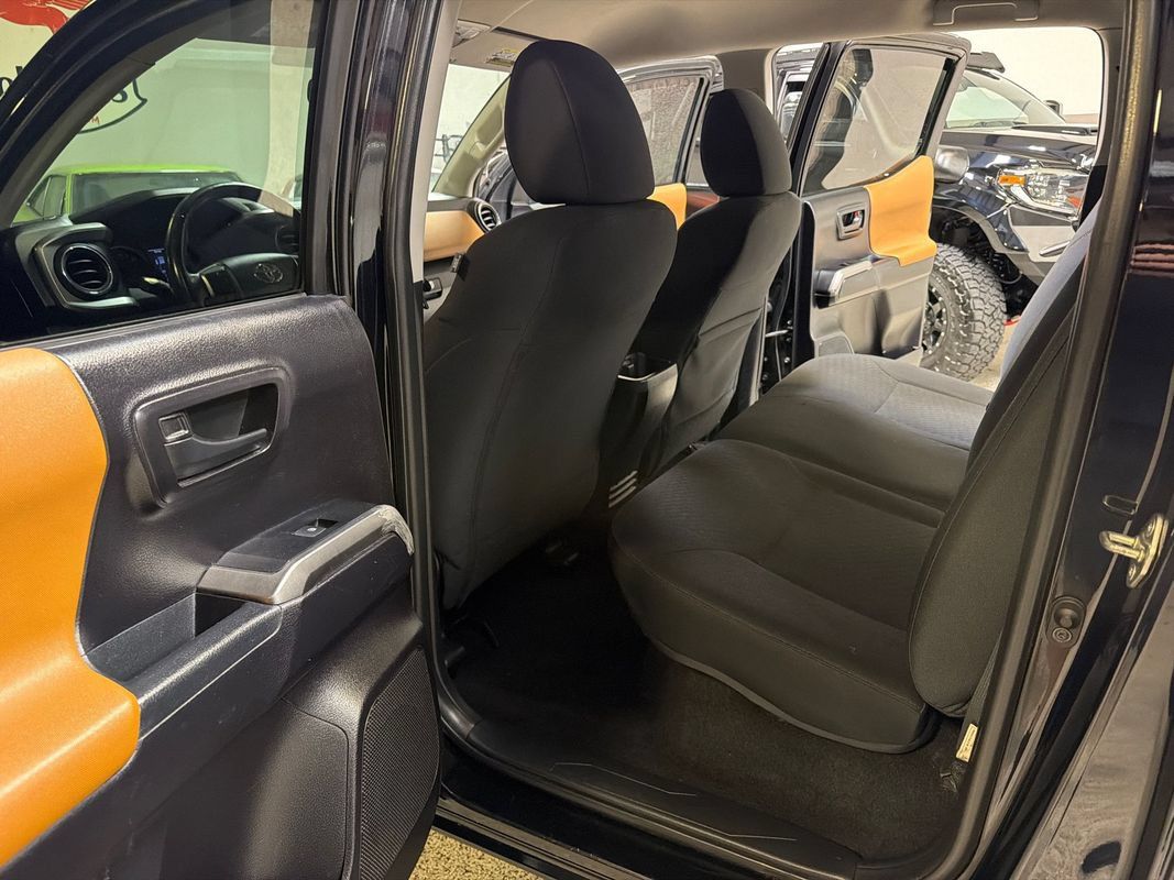 Used 2020 Toyota Tacoma SR5 RWD image 31