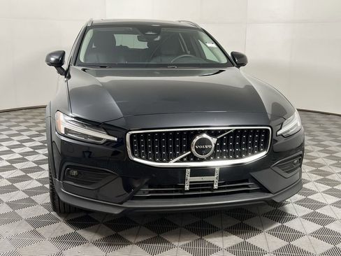 Used 2025 Volvo V60 B5 Cross Country Plus image 4