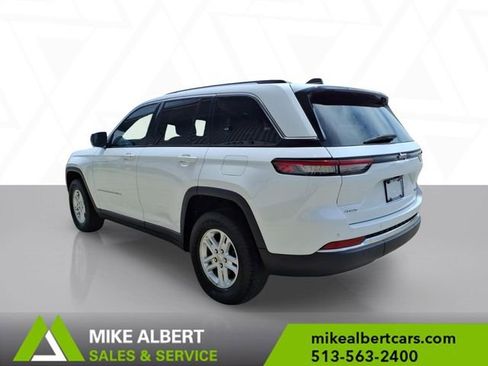 Used 2023 Jeep Grand Cherokee Laredo AWD/4WD image 5