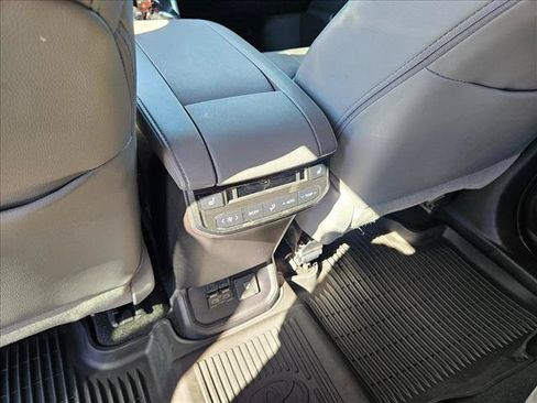 Used 2023 Toyota Highlander Platinum AWD/4WD image 17