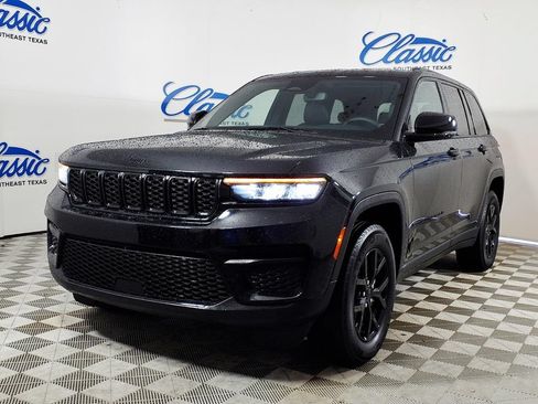 Used 2024 Jeep Grand Cherokee Altitude AWD/4WD image 5