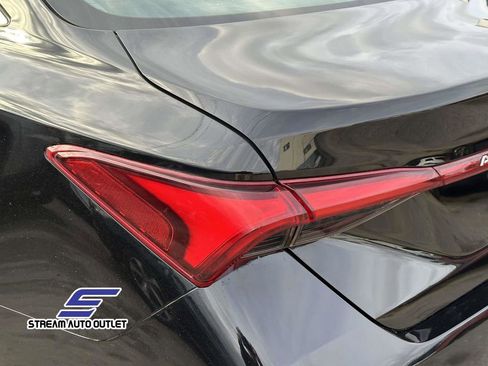 Used 2021 Toyota Avalon XLE image 10