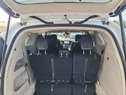 Used 2024 Chrysler Pacifica Touring-L FWD image 19