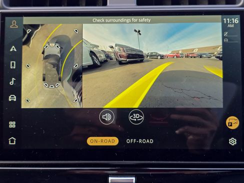 Used 2025 Land Rover Discovery Dynamic SE image 17