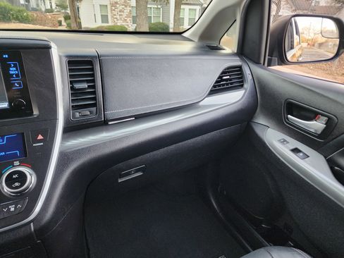 Used 2015 Toyota Sienna SE image 33