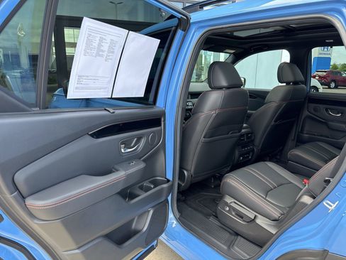 Used 2025 Honda Pilot TrailSport image 11