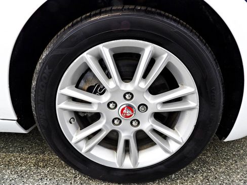 Used 2019 Jaguar XE Premium image 22