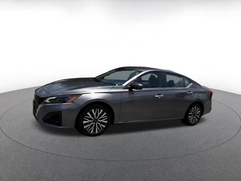 Used 2025 Nissan Altima 2.5 SV FWD image 8