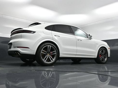 Used 2024 Porsche Cayenne Turbo AWD/4WD image 27