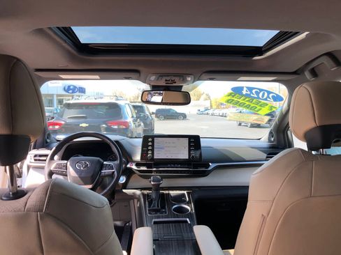 Used 2024 Toyota Sienna Limited AWD/4WD image 27