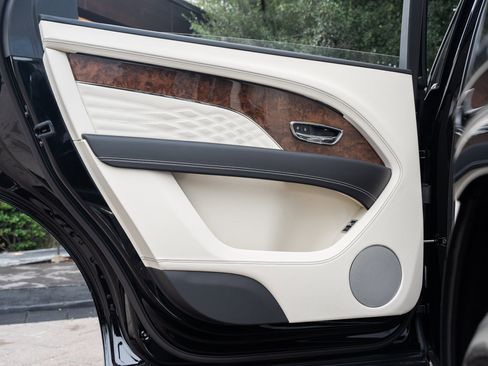 Used 2024 Bentley Bentayga Extended Wheelbase image 26