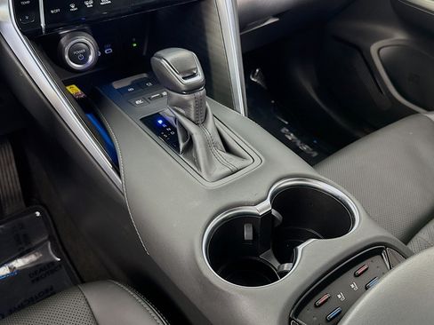 Used 2024 Toyota Venza Limited AWD/4WD image 6