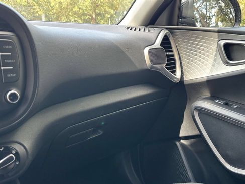 Used 2025 Kia Soul LX w/ LX Technology Package FWD image 33