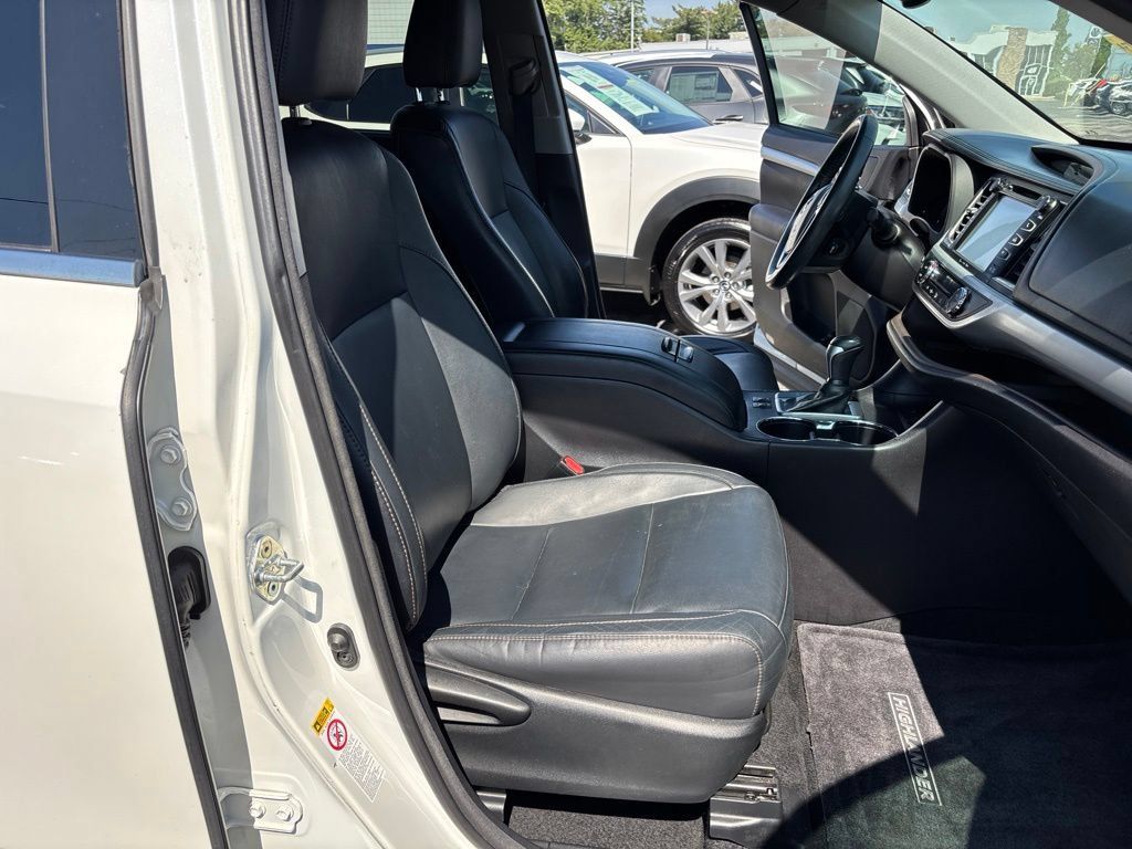Used 2016 Toyota Highlander XLE FWD image 36