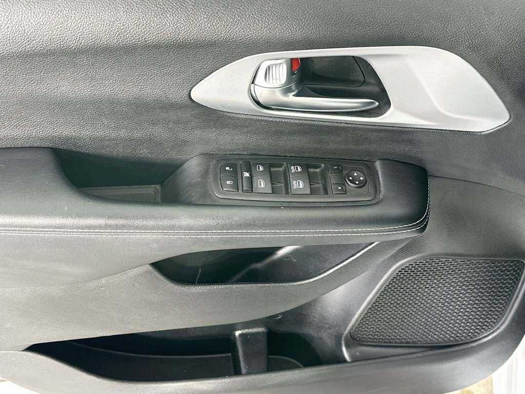 Used 2023 Chrysler Pacifica Touring FWD image 22
