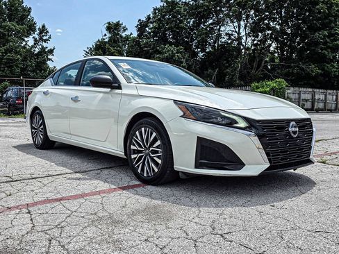 Used 2025 Nissan Altima 2.5 SV FWD image 1