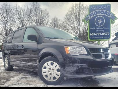 Used 2019 Dodge Grand Caravan SE w/ UConnect Hands-Free Group
