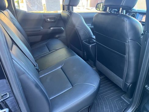 Used 2018 Toyota Tacoma TRD Sport AWD/4WD image 21