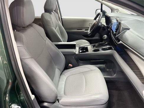 Used 2022 Toyota Sienna Limited image 32