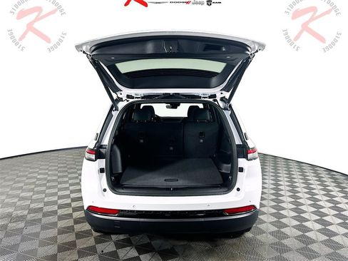 New 2025 Jeep Grand Cherokee Altitude image 14