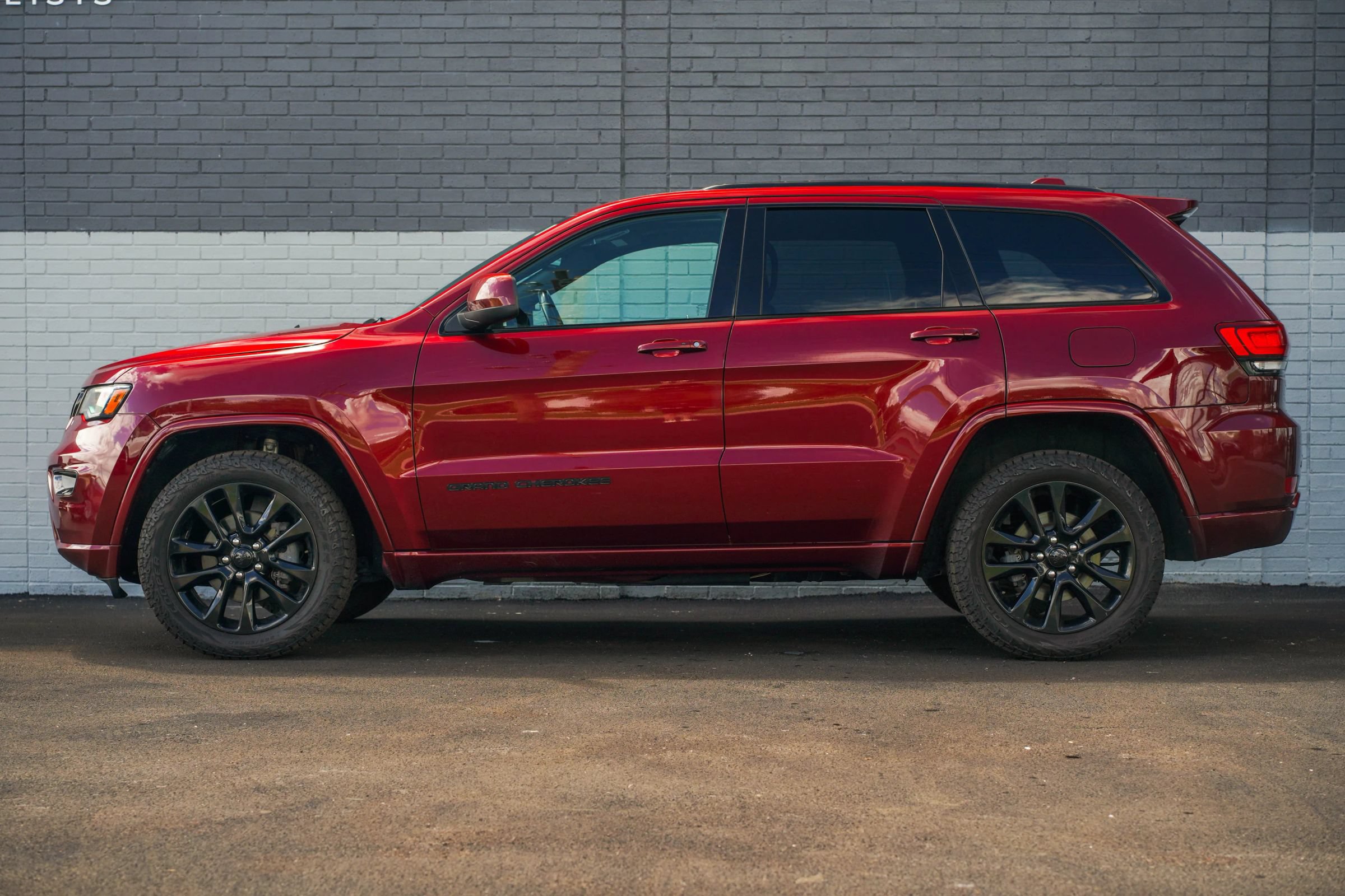 Used 2020 Jeep Grand Cherokee Altitude AWD/4WD image 8