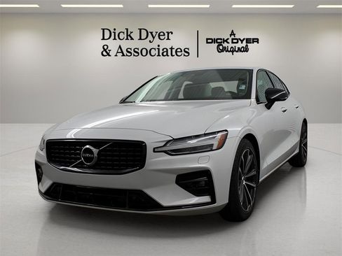 Certified 2022 Volvo S60 B5 Momentum w/ Premium Package image 6