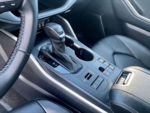 Used 2025 Toyota Highlander XLE image 16