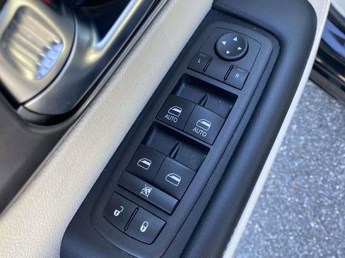 Used 2024 Chrysler Pacifica Limited FWD image 16