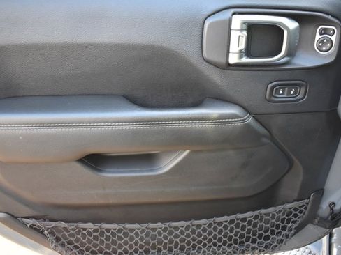 Used 2018 Jeep Wrangler Unlimited Sahara image 12