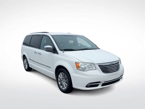 Used 2013 Chrysler Town & Country Touring-L w/ Driver Convenience Group image 3