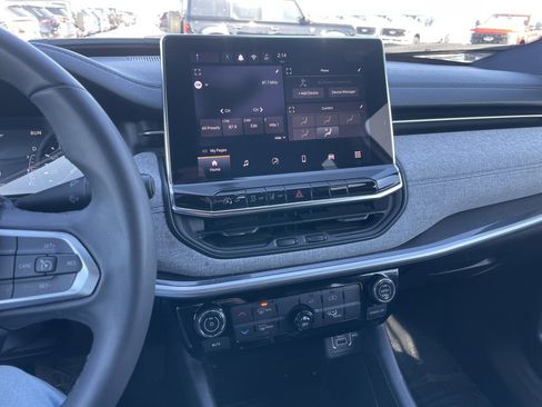 Used 2024 Jeep Compass Latitude image 10