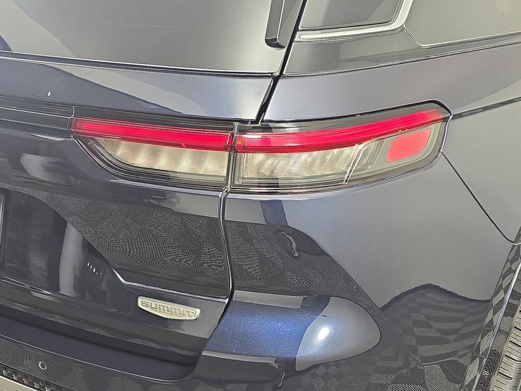 Used 2023 Jeep Grand Cherokee Summit AWD/4WD image 29