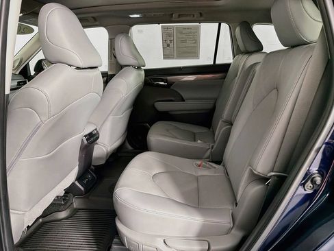 Used 2024 Toyota Highlander Platinum FWD image 35