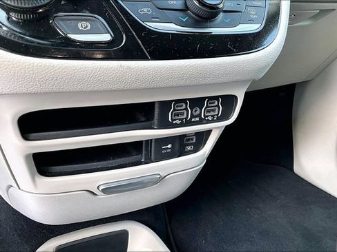 Used 2022 Chrysler Pacifica Touring-L FWD image 34