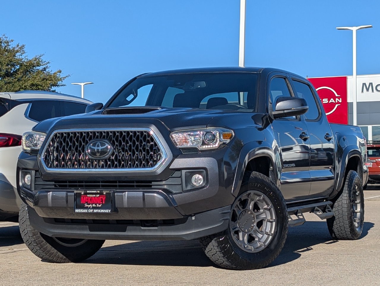 Used 2018 Toyota Tacoma TRD Sport w/ Technology Package RWD image 2
