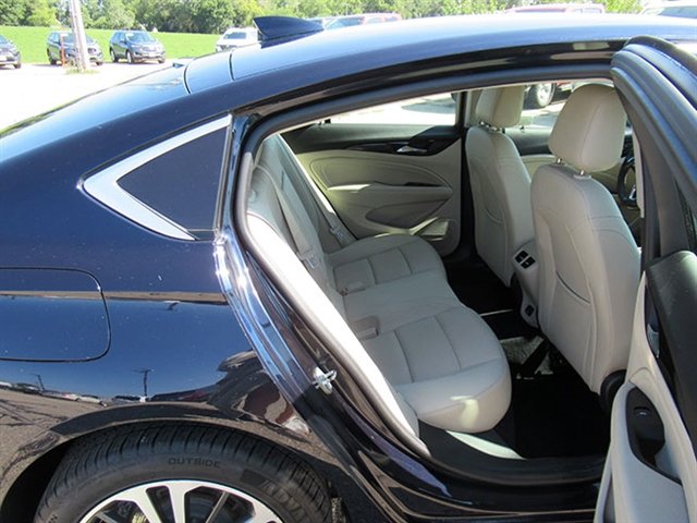 Used 2018 Buick Regal Essence w/ Driver Confidence Package #1 FWD image 16