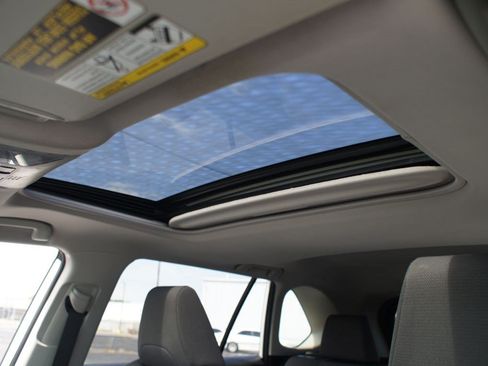 Used 2019 Toyota RAV4 XLE w/ Convenience Package FWD image 6