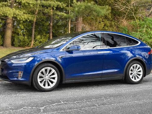 Used 2018 Tesla Model X 75D image 2