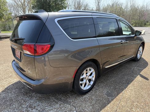 Used 2020 Chrysler Pacifica Touring-L w/ Tire & Wheel Group image 4