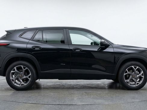 Used 2025 Chevrolet Trax LT FWD image 11