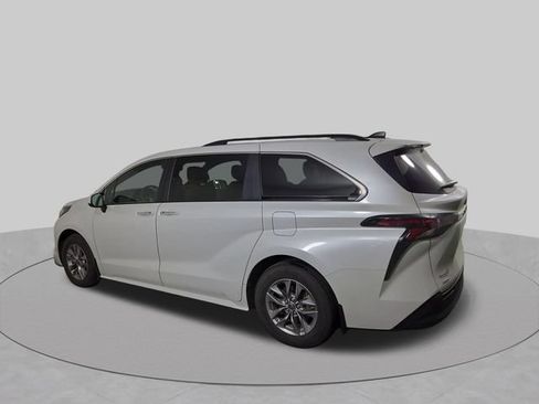 Used 2023 Toyota Sienna XLE AWD/4WD image 10
