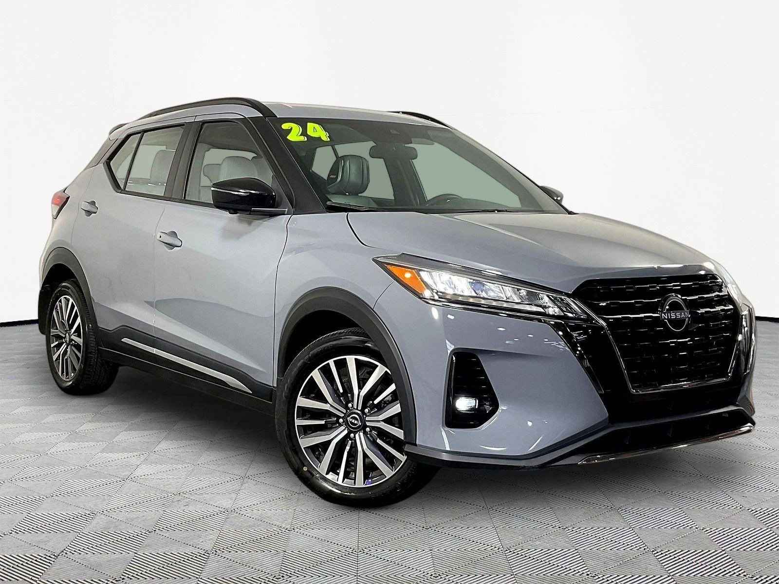 Used 2024 Nissan Kicks SR w/ SR Premium Package FWD image 3