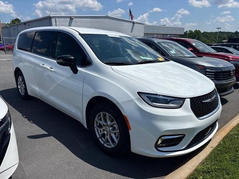Used 2025 Chrysler Pacifica Select FWD image 5
