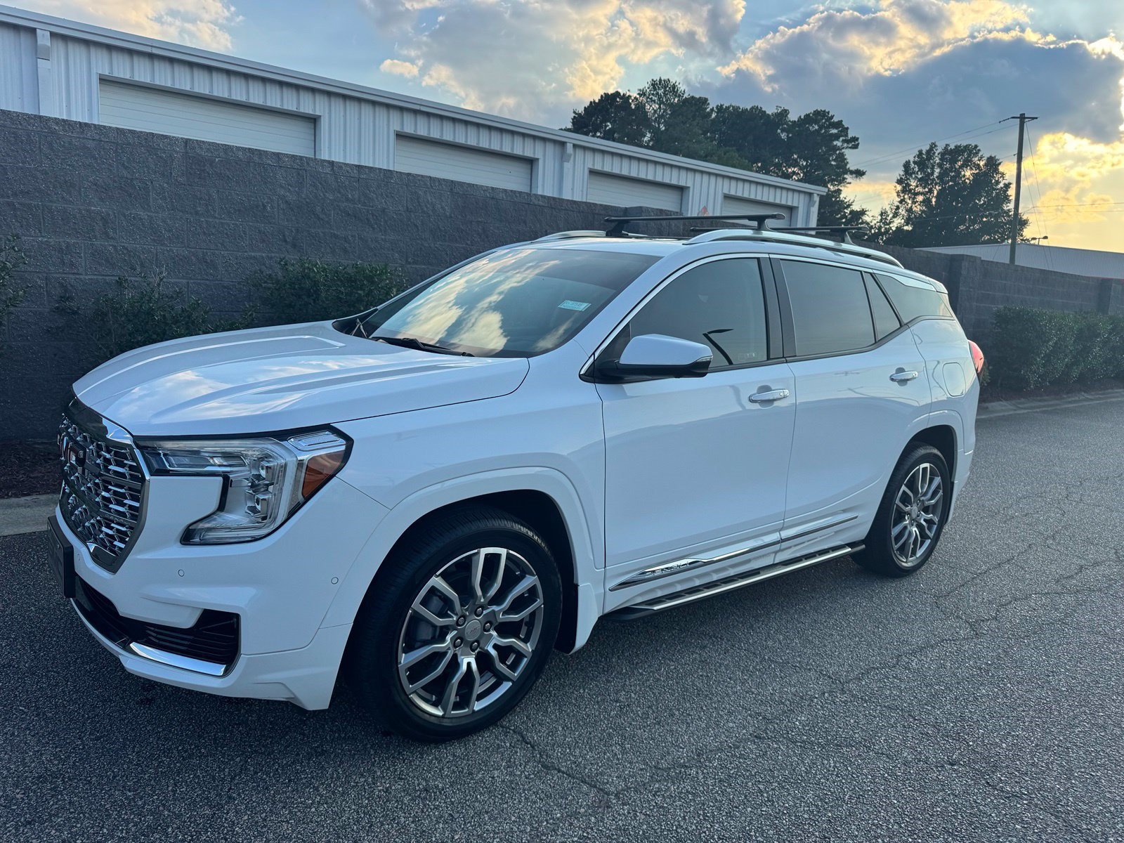 Used 2024 GMC Terrain Denali w/ Denali Premium Package AWD/4WD image 2