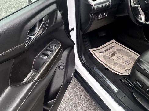 Used 2023 GMC Acadia SLT image 10