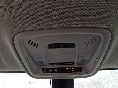 Used 2018 Chevrolet Traverse LT image 24